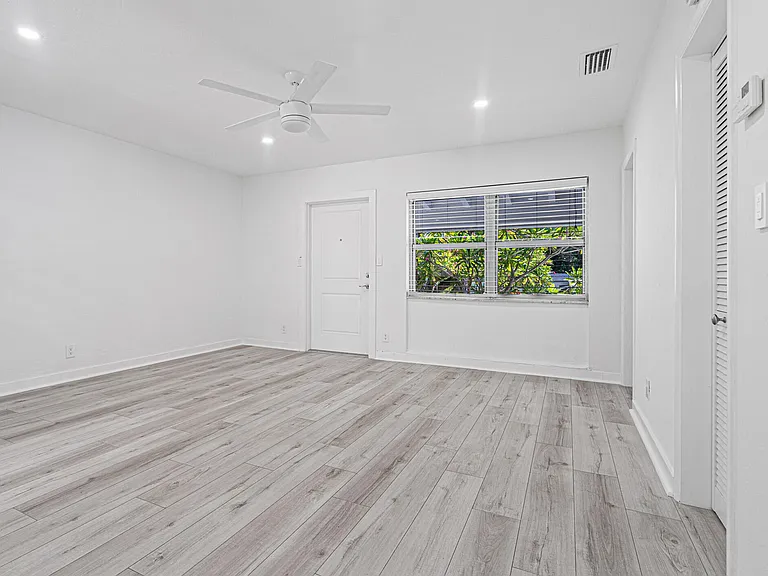 2060 NE 1st St #16 — Photo 11
