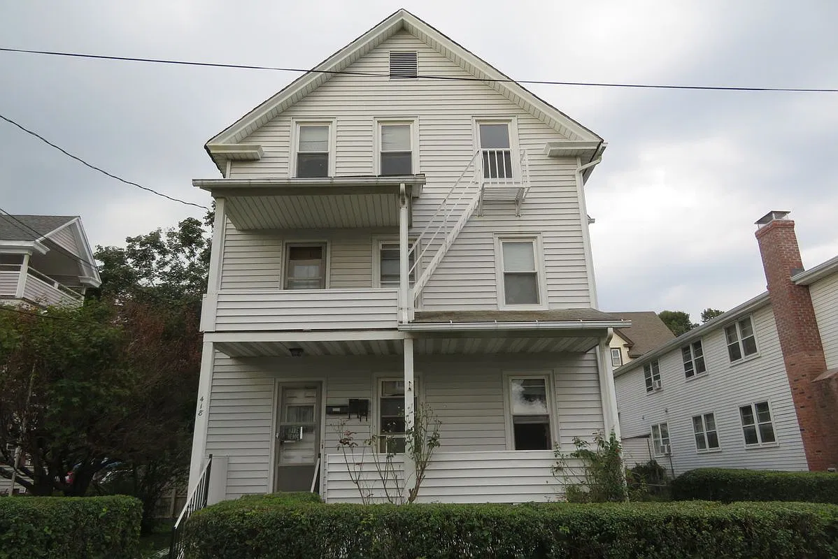 2 bed, 1.0 bath, 2356 sqft, $1,600 — Photo 1