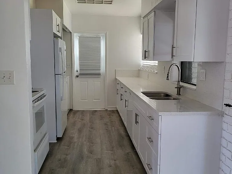 816 SW 14th Ave — Photo 2