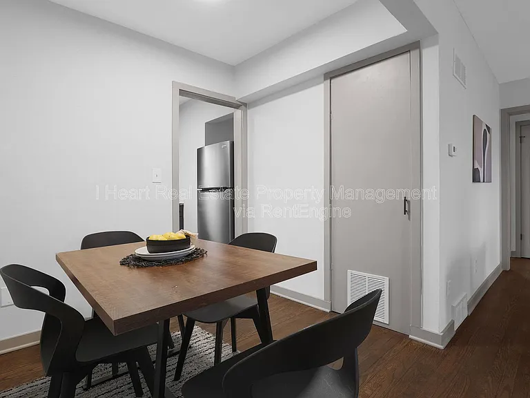 1963 W Broad St #8 — Photo 16