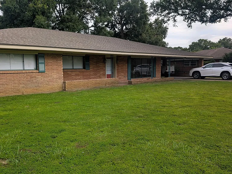 223 Stephanie Ave — Photo 1
