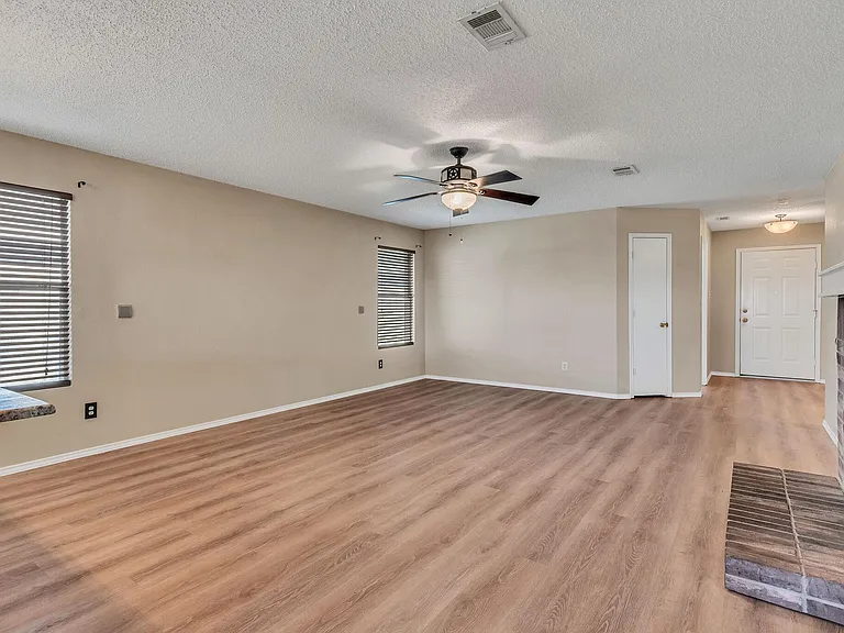 2124 Blanco Ln — Photo 6