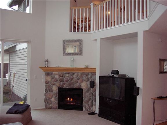 3rd image of 1049 NE Creeksedge Dr