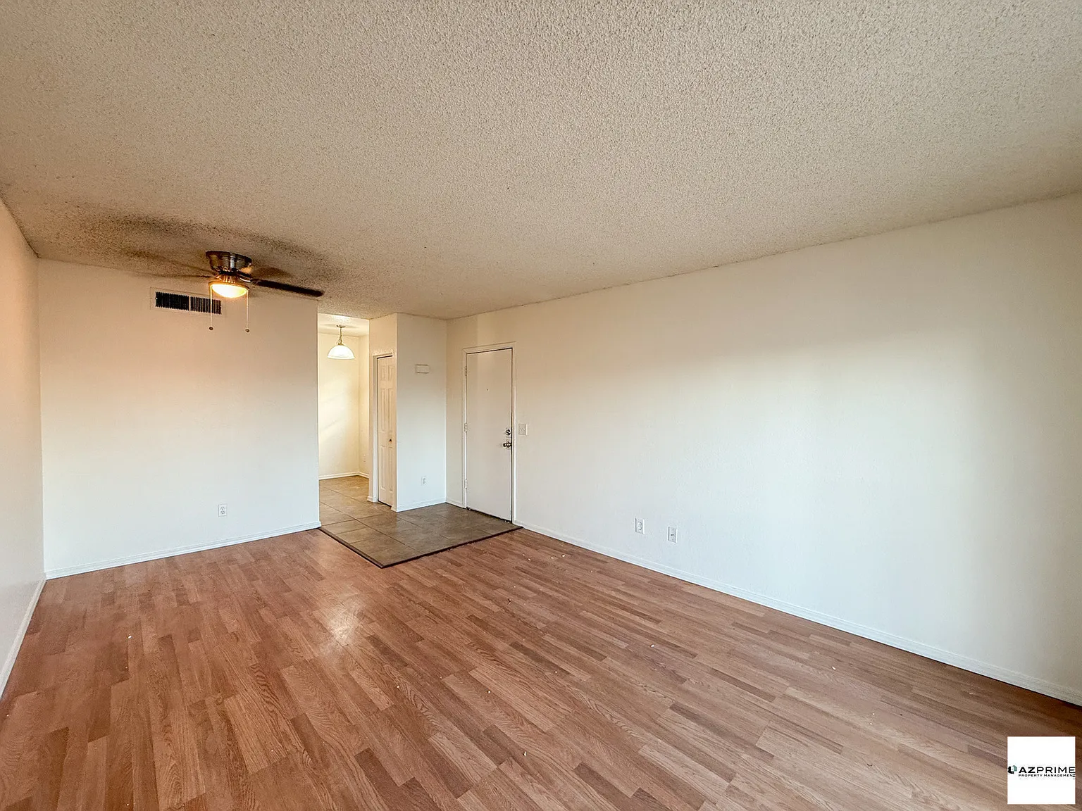 Discover comfortable living in this inviting 2/2 upstairs Phoenix apartment! — Photo 4