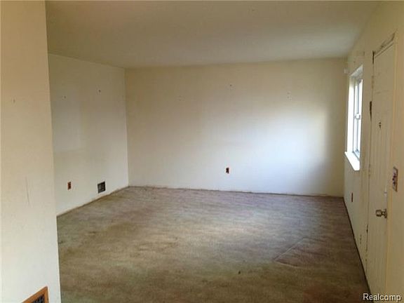 2nd image of 34207 Dayton Ct