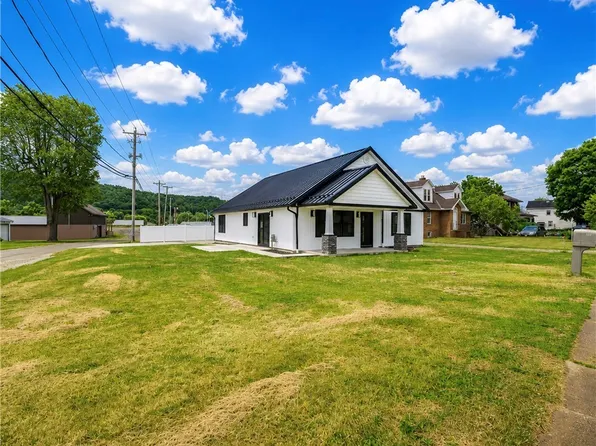 1545 Roanoke Ave, Uhrichsville, OH 44683