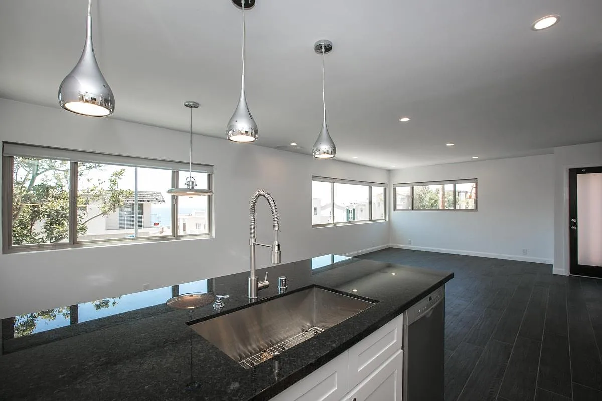 2 bed, 936 sqft, $5,595 — Photo 3
