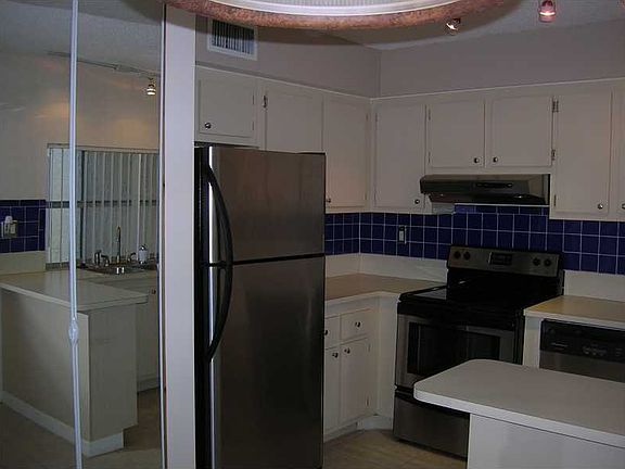 4th image of 5272 NE 6th Ave APT A
