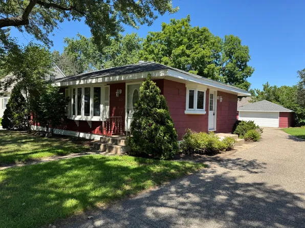 1212 Sugar Ln, Chaska, MN 55318