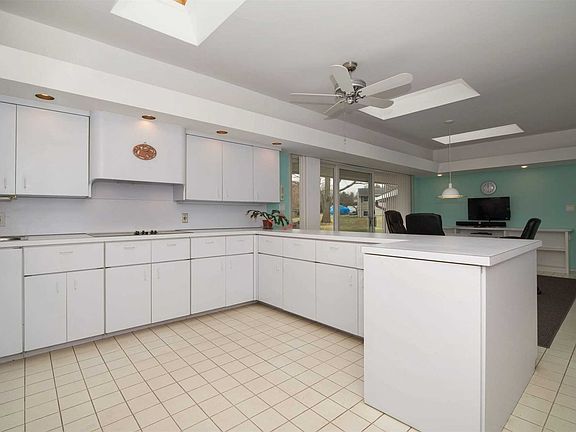 5th image of 165 Oakside Dr