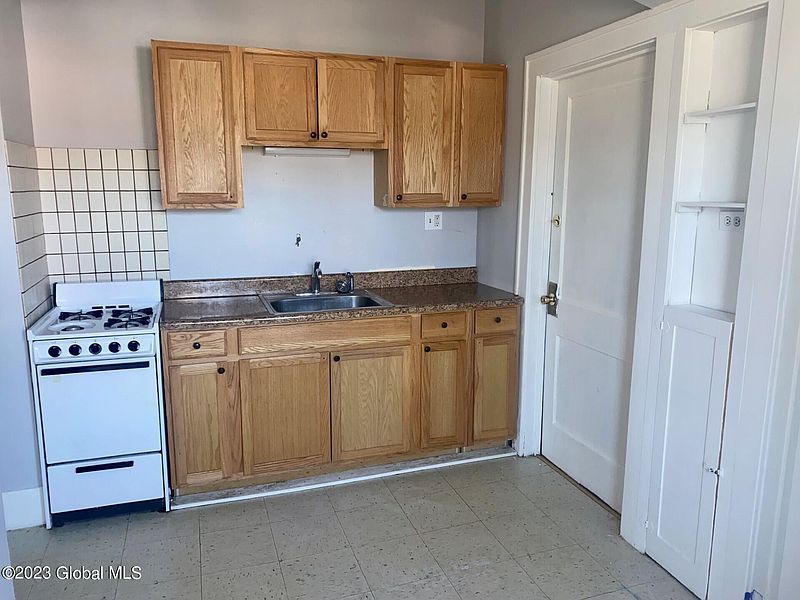 5th image of 320 Meriline Avenue