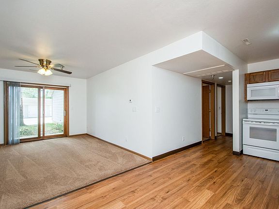3rd image of 610 Stonehaven Dr Unit 23