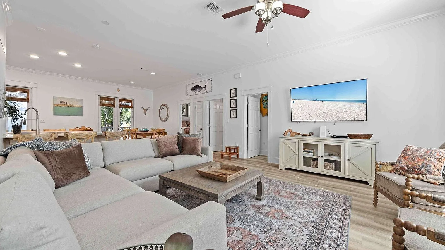 3 bed, 2.0 bath, 16382 sqft, $9,282 — Photo 3