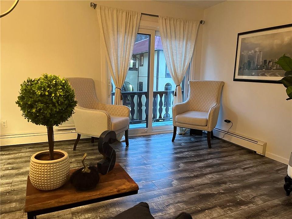 1st image of 10 Granada Crescent #10