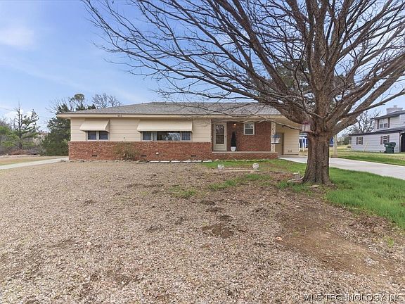 2nd image of 902 S Lake Rd