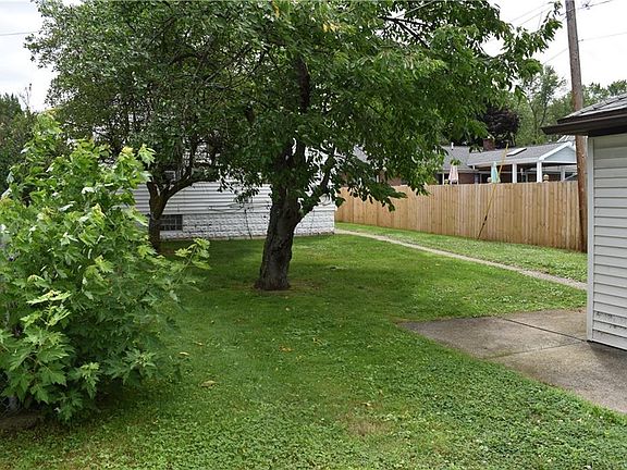 2nd image of 224 Ivyhurst Cir