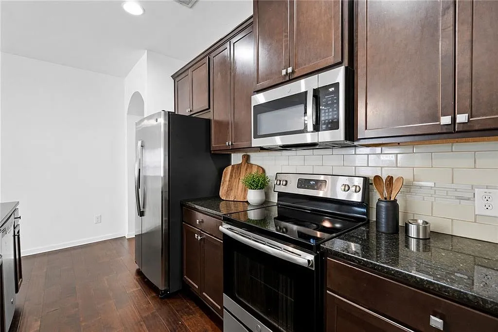 3 bed, 2.5 bath, 1600 sqft, $1,950 — Photo 4