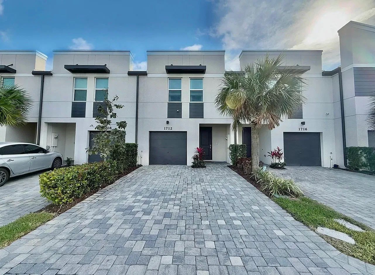 3 bed, 1454 sqft, $3,400 — Photo 1