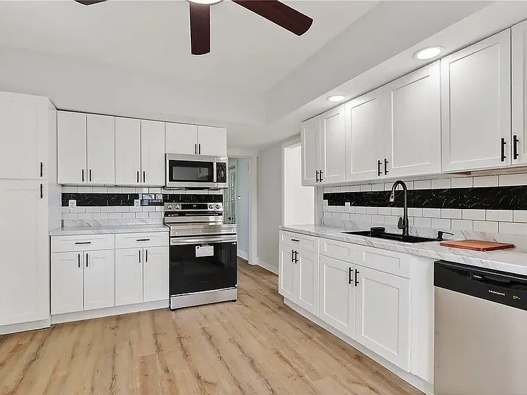 512 Marion Ave — Photo 5