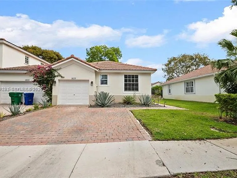 18755 SW 27th Ct #Townhouse 18755 — Photo 2