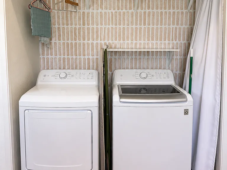 704 W 45th Pl — Photo 15