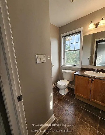 950 Burgess Gdns — Photo 8