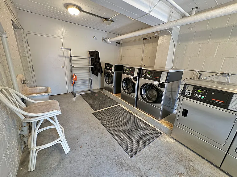 On-Site Coin Laundry (1 of 4)