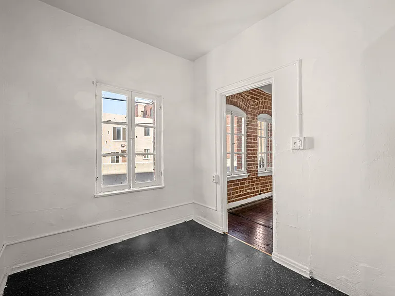 746 S Normandie Ave — Photo 7