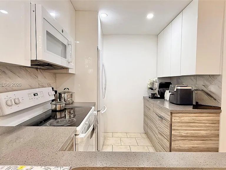 1830 Dixianna St #603 — Photo 4