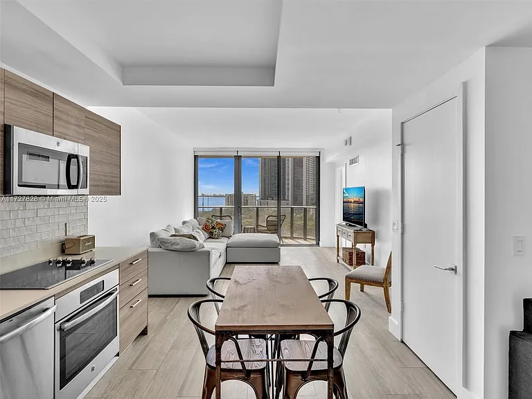 121 NE 34th St #1005 — Photo 13