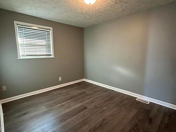 4th image of 806 Fargo St