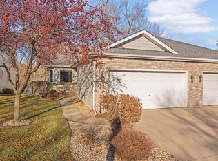 721 Emerald Rdg, Roseville, MN 55113