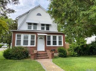 174 W Hoffman Ave, Lindenhurst, NY 11757