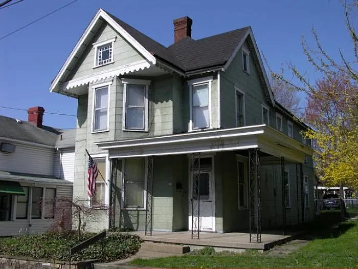 26 Lawn Ave photo 1