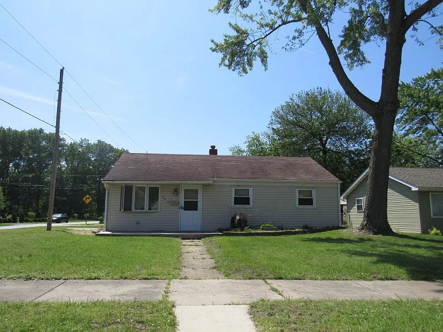 402 N Lindberg St photo 1