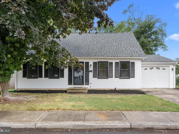 37 Lynns Ct, Morrisville, PA 19067