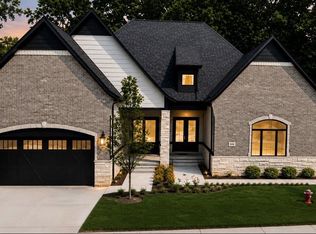 526 Maplehill Rd, Rochester Hills, MI 48306