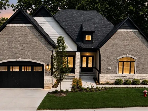526 Maplehill Rd, Rochester Hills, MI 48306