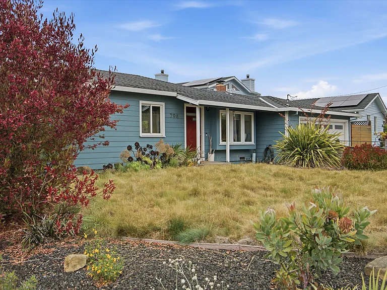 796 Crespi Dr — Photo 3