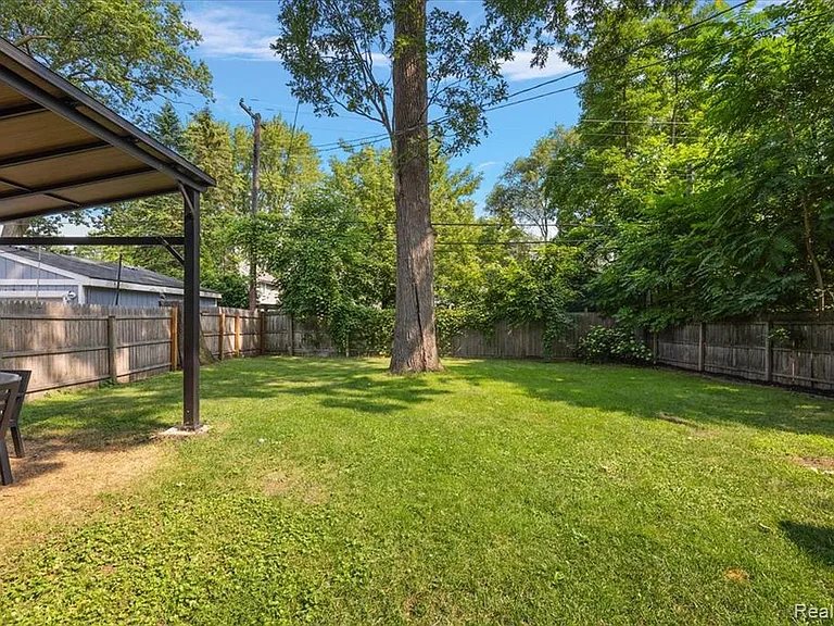 529 Hawthorn Ave — Photo 16