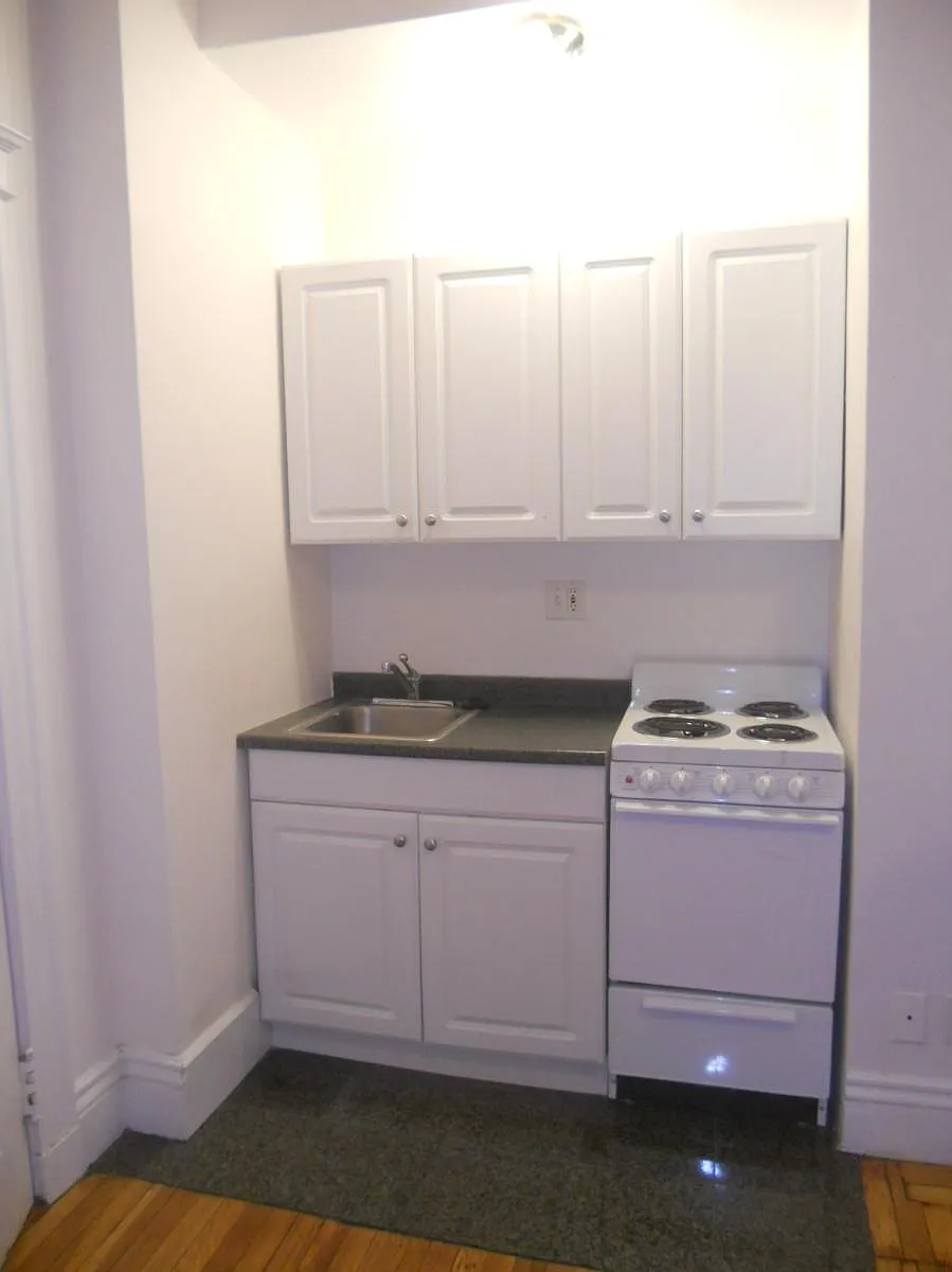 Building Photo - 40 Carlton St #3