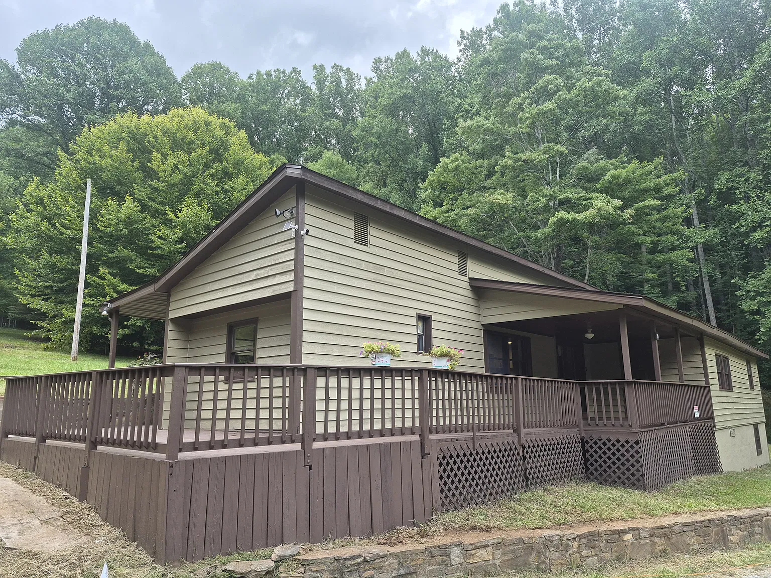 3 bed, 1.5 bath, 1650 sqft, $2,000 — Photo 1