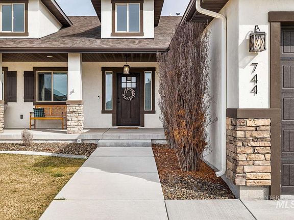 2nd image of 744 Midnight Sun Loop