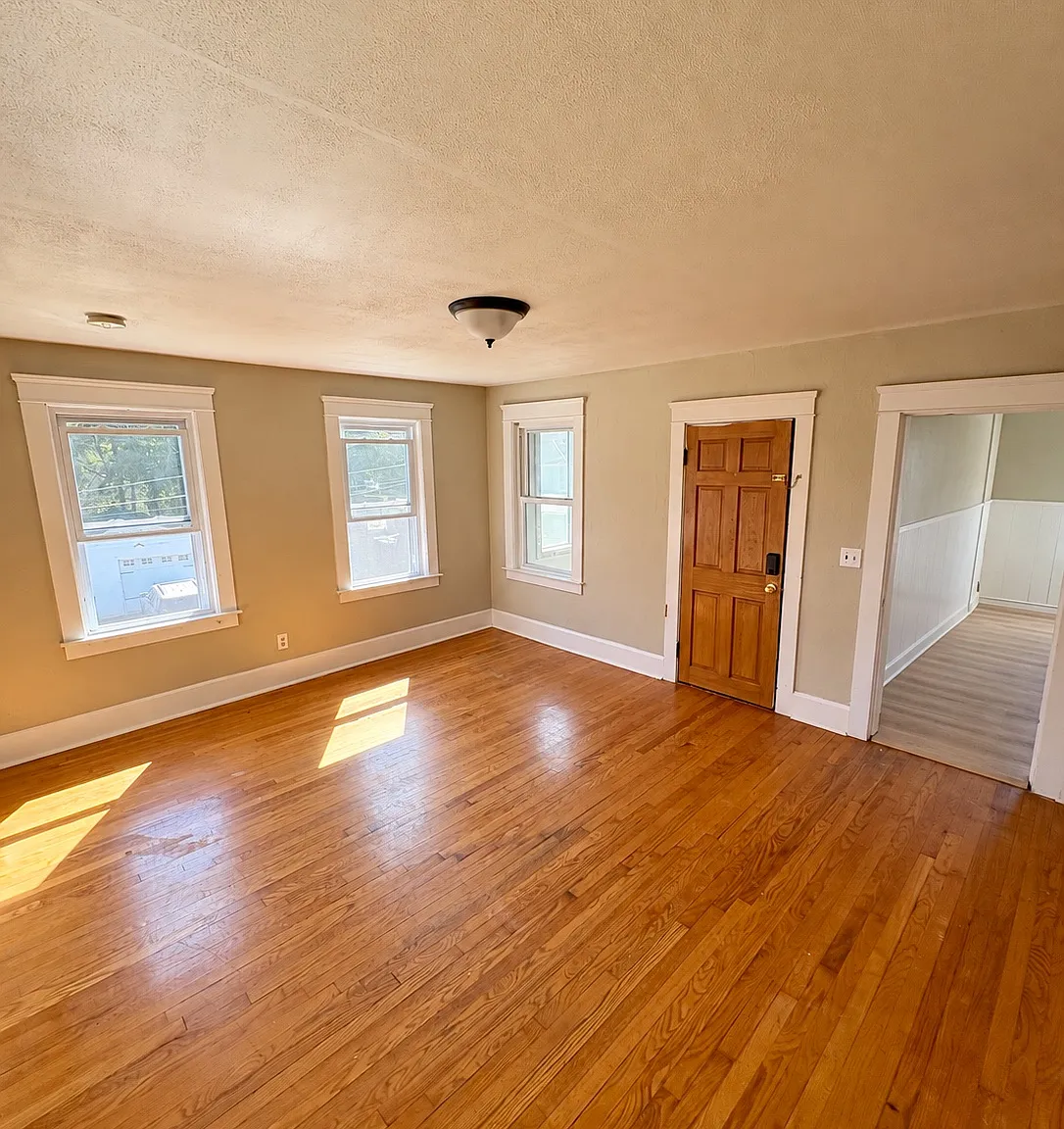 3 bed, 1150 sqft, $2,000 — Photo 2