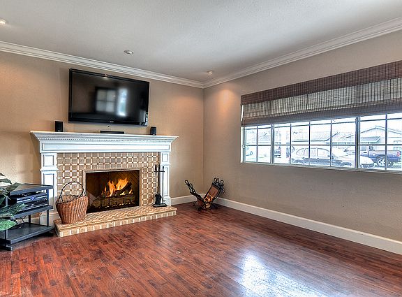 Living Room w/ surround soun