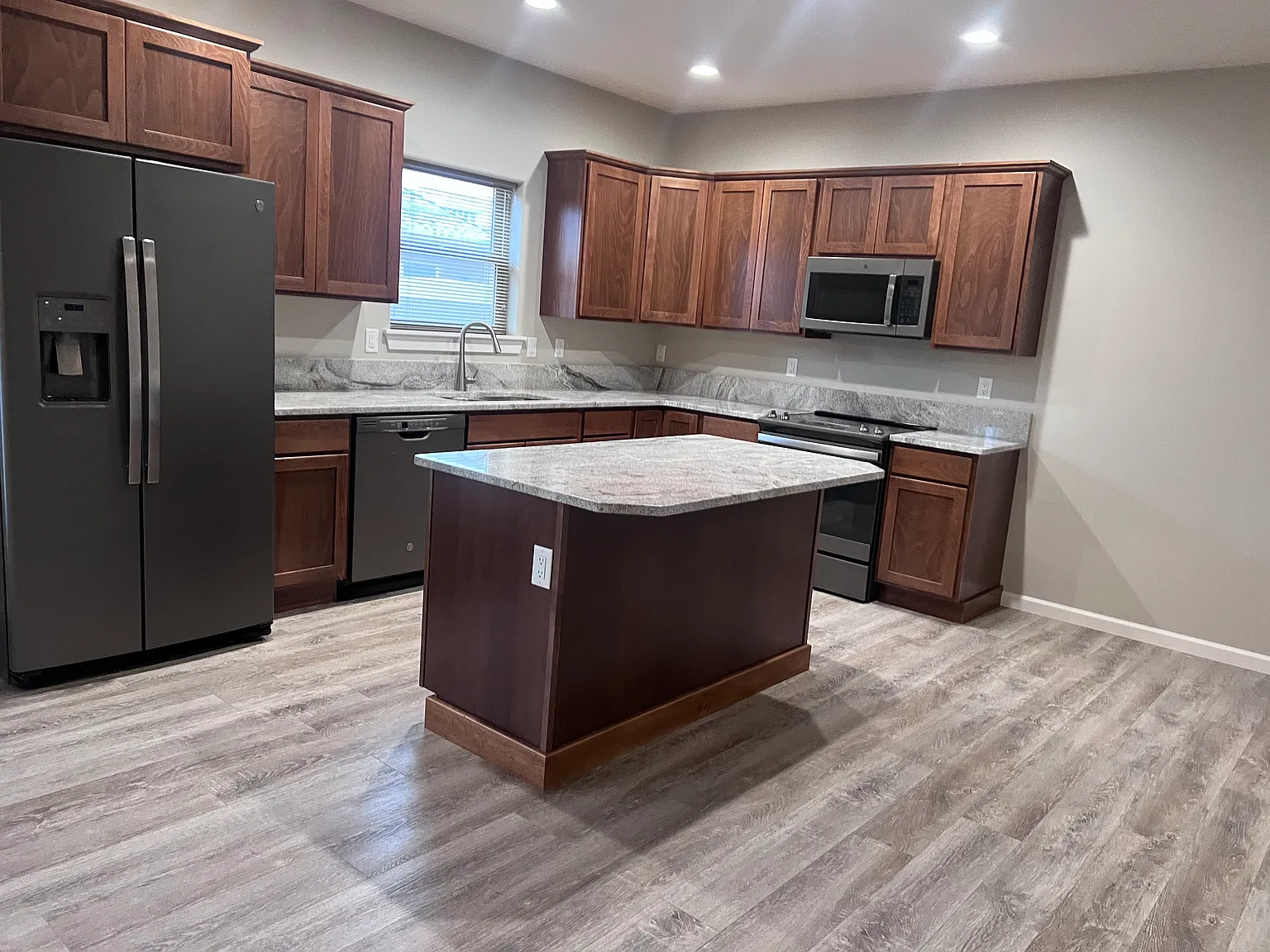3 bed, 2.5 bath, 1873 sqft, $2,400 — Photo 4