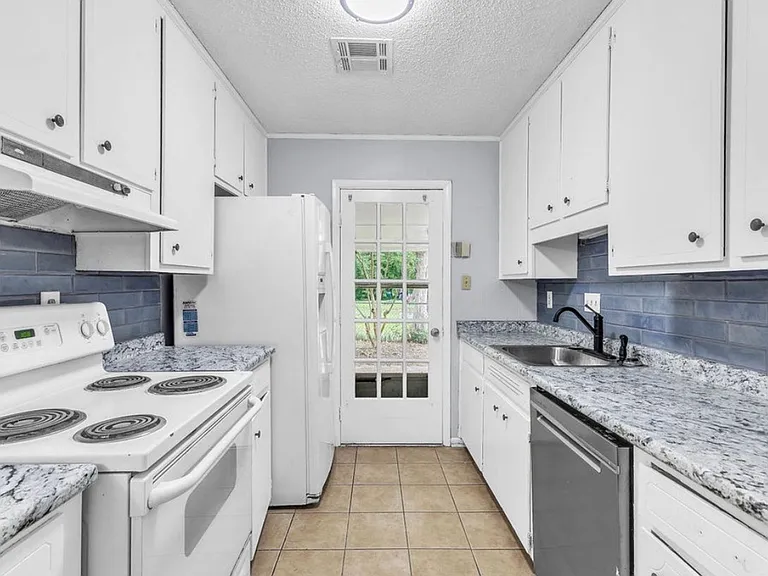 3692 Fairfield Dr — Photo 7