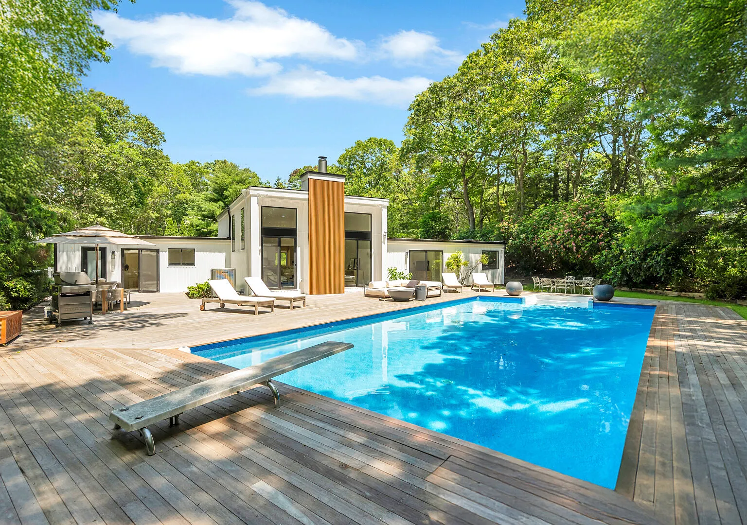 Beautiful Southampton Home centrally located with private pool — Photo 1