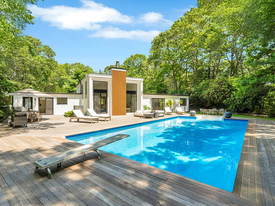 94 Peconic Hills Dr