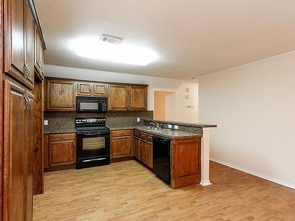 3rd image of 300 Texas St